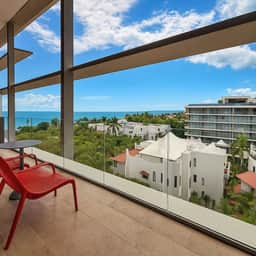 Luxury 1bd ocean view, steps from beach & 5av