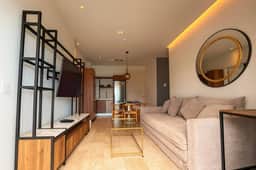 Luxury 1bd ocean view, steps from beach & 5av