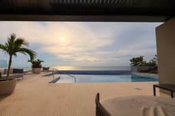 Luxury 1bd ocean view, steps from beach & 5av