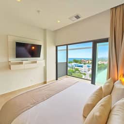 Luxury 1bd ocean view, steps from beach & 5av