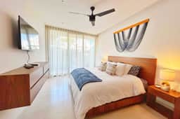 Luxury 2bd, Steps from the Ocean, Premier Location