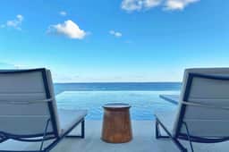 Luxury 2bd, Steps from the Ocean, Premier Location