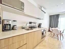 Modern 1BR • Pool + Rooftop • Prime location