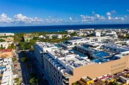Modern 1BR • Pool + Rooftop • Prime location