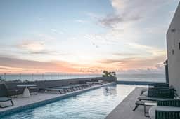New exceptional 1BR one block to the beach