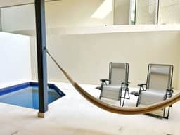 Nuevo con piscina privada a pasos del mar y 5ta