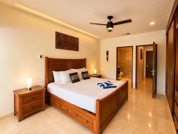 2 Bdr Best location 38 street steps to the beach