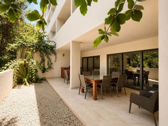 2 Bdr Best location 38 street steps to the beach
