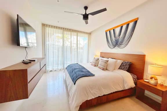 Luxury 2bd, Steps from the Ocean, Premier Location