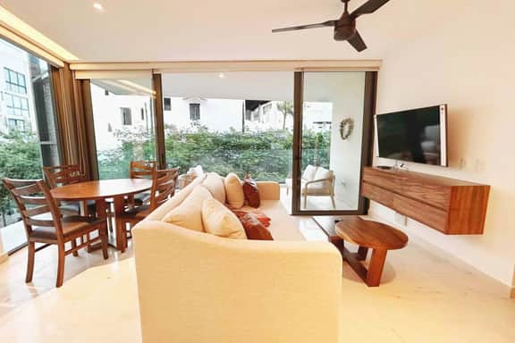 Luxury 2bd, Steps from the Ocean, Premier Location