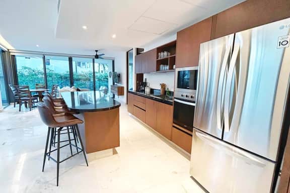 Luxury 2bd, Steps from the Ocean, Premier Location