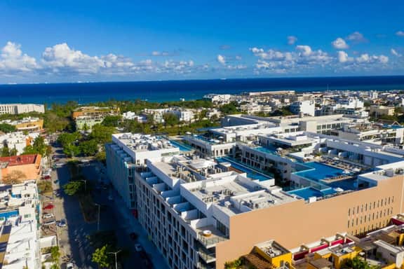 Modern 1BR • Pool + Rooftop • Prime location