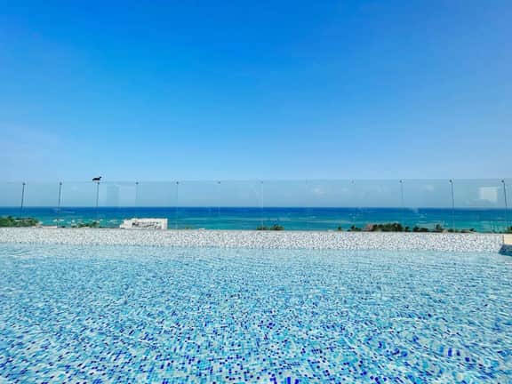 New exceptional 1BR one block to the beach
