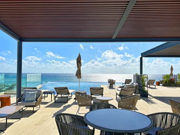 Nuevo con piscina privada a pasos del mar y 5ta