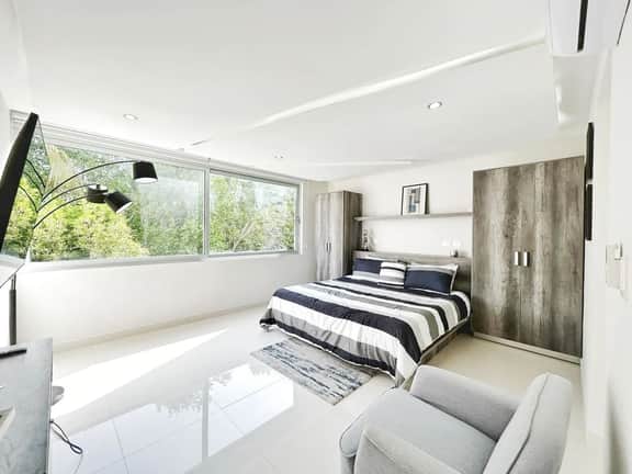 Spacious 1BD steps from 5th avenue and the beach