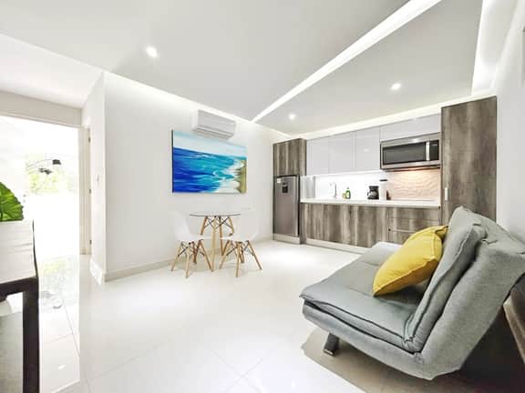 Spacious 1BD steps from 5th avenue and the beach