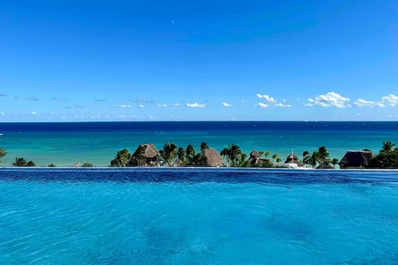 Luxury 2bd, Steps from the Ocean, Premier Location