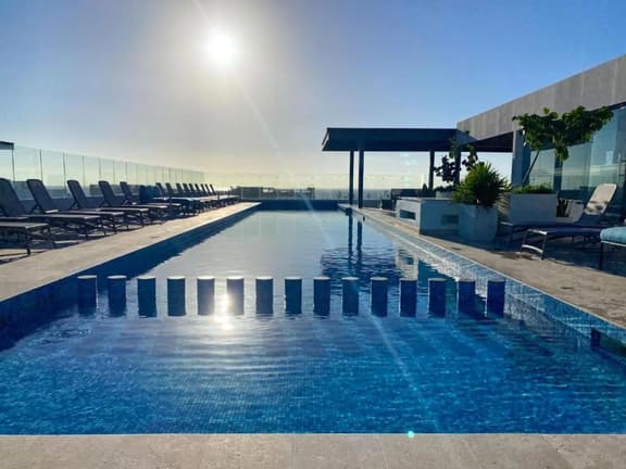 Modern 1BR • Pool + Rooftop • Prime location