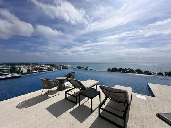 Nuevo con piscina privada a pasos del mar y 5ta